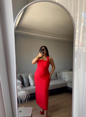 BOYUNDAN ASKILI MİDİ ELBİSE (Kırmızı)