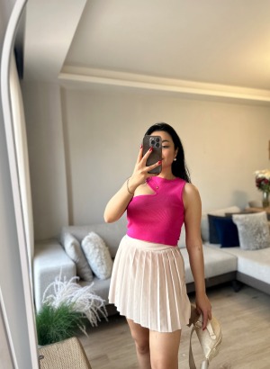 ÖNÜ PİLELİ ŞORT ETEK (KREM)