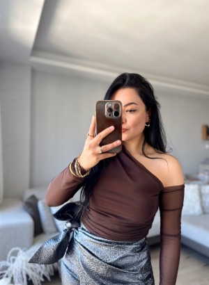 DÜŞÜK OMUZ ŞİFON BLUZ (KAHVE)