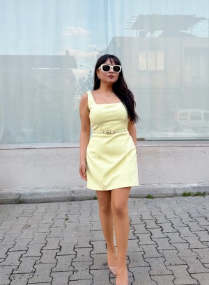 KEMERLİ ASKILI ELBİSE